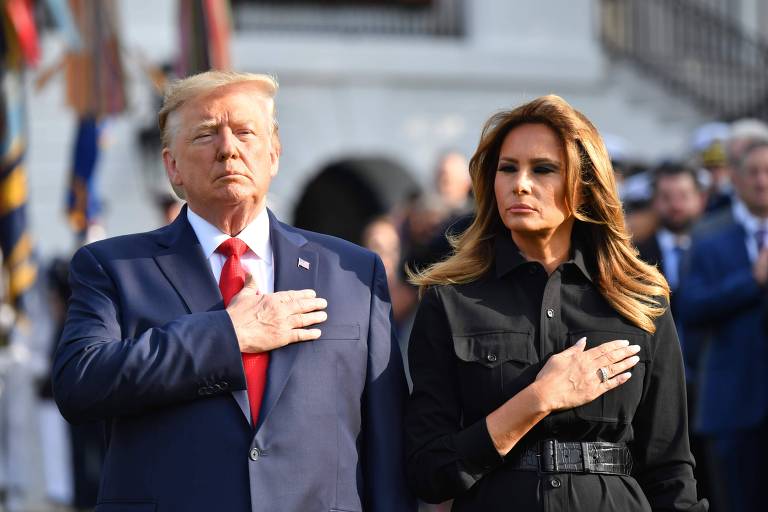 O presidente dos EUA, Donald Trump, e a primeira-dama, Melania, prestam homenagem aos mortos nos ataques terroristas de 11 de setembro de 2001
