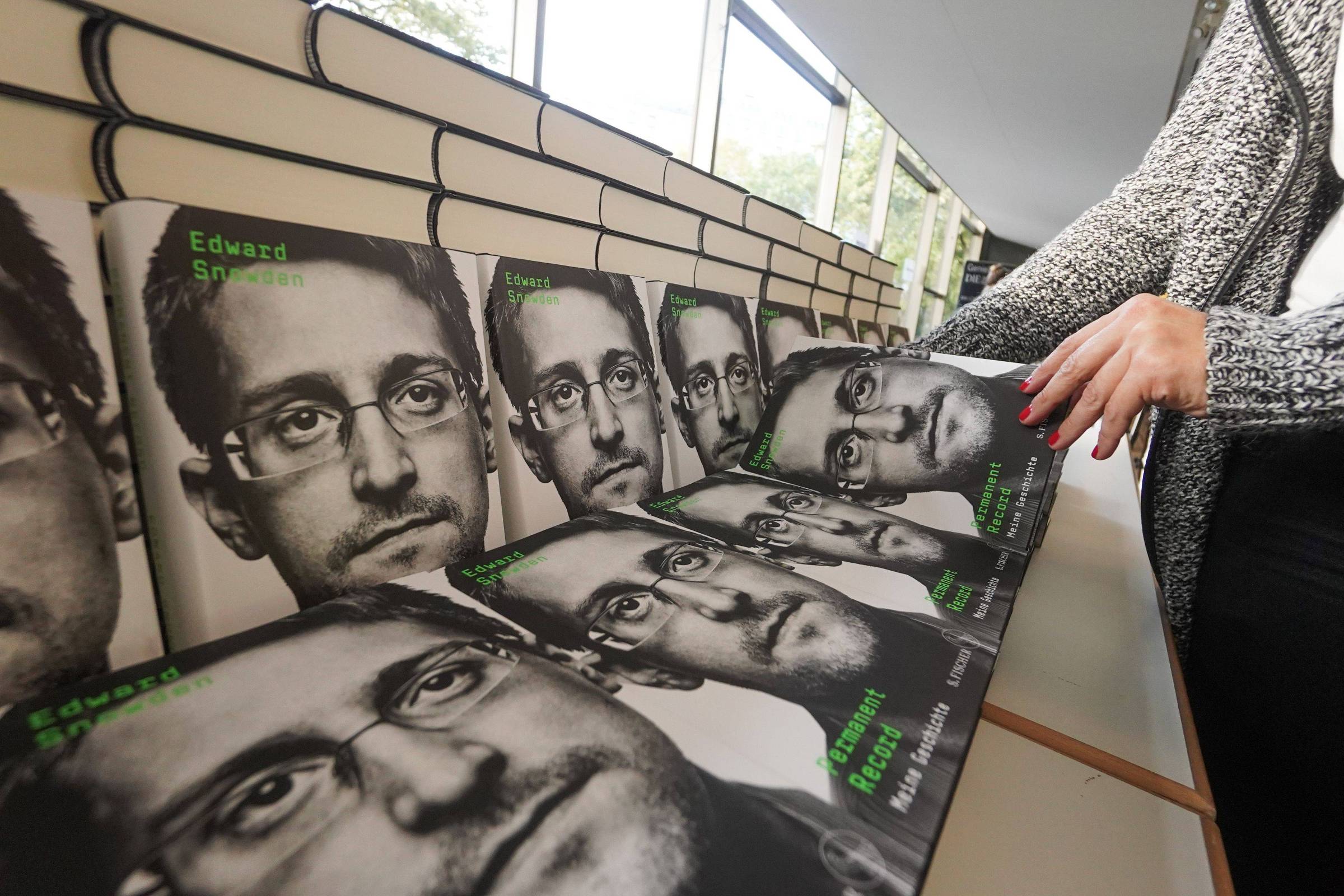 Resultado de imagem para Eterna Vigilância - Edward Snowden