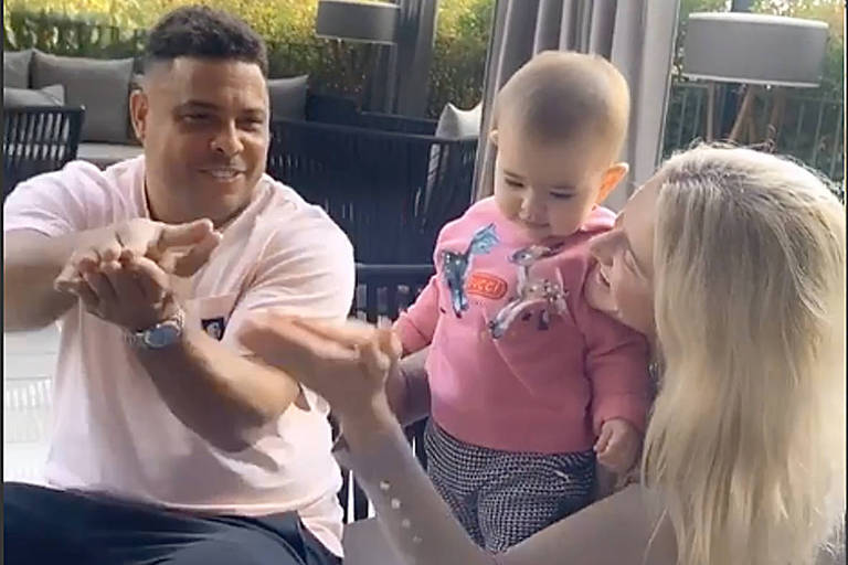 Ex-jogador Ronaldo canta 'Baby Shark' com a filha de Sabrina Sato