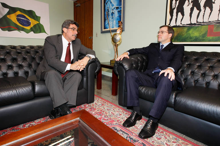 Quando foi indicado à vaga no STF, Toffoli já estava sendo cotado há dois anos. Na foto, ele visitava o então líder do governo no Senado Romero Jucá (PMDB). Toffoli não foi o primeiro AGU a conseguir uma vaga no STF: Gilmar Mendes também ocupava o cargo no governo FHC quando nomeado pelo presidente, em 2002, a uma cadeira na corte