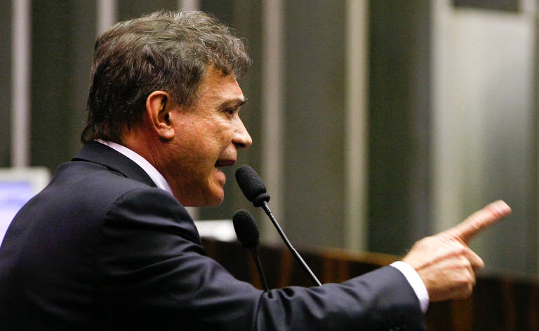 Álvaro Dias, então no PSDB, era um dos maiores opositores de Toffoli. Uma das críticas do senador era em relação à reputação ilibada do jurista, pois Toffoli tinha uma condenação na justiça do Amapá. A assessoria de Toffoli afirmava que a sentença havia sido anulada porque ele foi citado incorretamente no processo