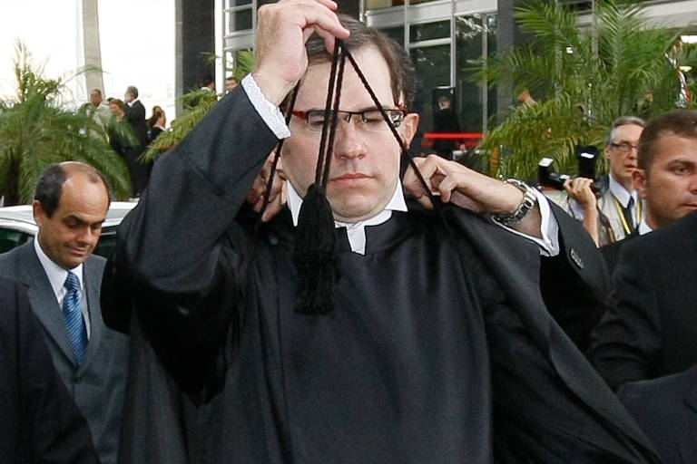 Toffoli retirando a capa após sessão solene de posse no cargo de ministro do STF, em outubro de 2009. Ele ocupou a cadeira de Carlos Alberto Menezes Direito, que morreu em setembro daquele ano. Por uma falha, Toffoli figurou como filiado ao PT, partido ao qual se vinculou em 1999, até 2011 ele havia pedido desligamento entre 2003 e 2004