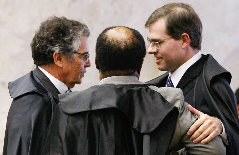 Ministros Marco Aurélio Mello, Joaquim Barbosa e Toffoli no plenário do STF durante a retomada do julgamento do mensalão mineiro, em 2009. Toffoli votou pela rejeição da denúncia contra o senador Eduardo Azeredo (PSDB-MG), diferentemente do relator Joaquim Barbosa. O Supremo aceitou a denúncia contra o ex-governador mineiro