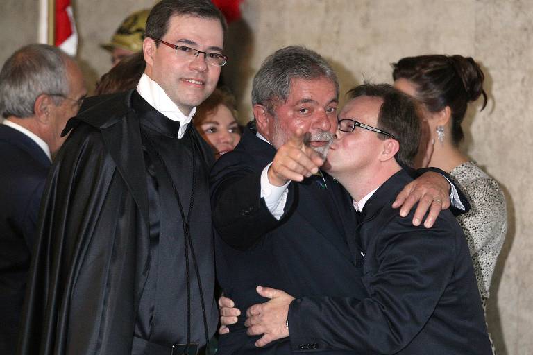 Lula abraça José Eduardo, irmão do ministro, durante cerimônia de posse no STF. Eduardo, que tem síndrome de down, foi citado no discurso de jurista quando ele assumiu a presidência da corte. Em 2019, Toffoli participou de evento pelo Dia Mundial da Síndrome de Down no congresso e se emocionou ao falar do irmão