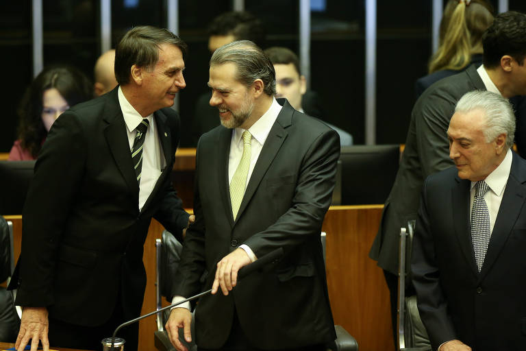 Bolsonaro, Temer e Toffoli participam de Sessão Solene do Congresso em homenagem aos 30 anos da Constituição de 88. Em março de 2019, Toffoli atendeu a pedido de Flávio Bolsonaro e determinou a suspensão de inquéritos com dados do Coaf. O órgão identificou movimentações financeiras atípicas do filho do presidente e seu ex-assessor, Fabrício Queiroz