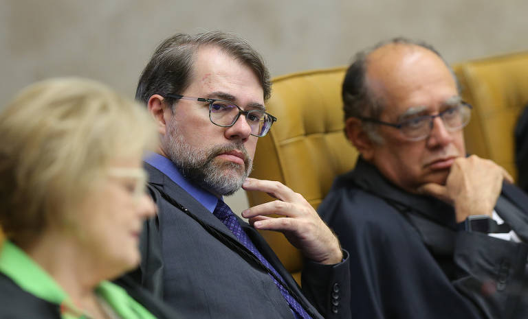 Toffoli ao lado de Rosa Weber e Gilmar Mendes na reunião do STF que retomou o julgamento dos ritos do processo de impeachment de Dilma. A corte negou a anulação do processo. Toffoli votou contra a defesa prévia da então presidente assim como os outros dez ministros e contra dar poder ao senado para rejeitar o processo ao contrário da maioria de seus colegas