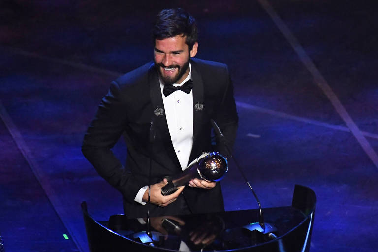 Com a Copa América, Alisson recebe o terceiro prêmio de melhor