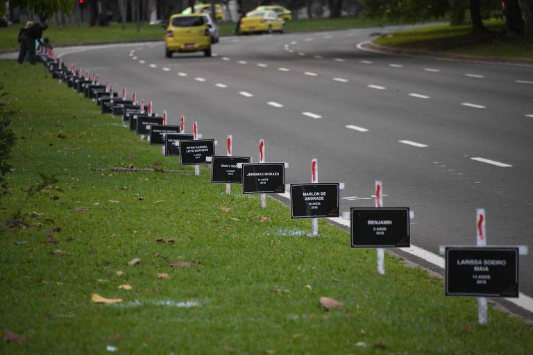 Cruzes colocadas no Rio em protesto contra a morte de crianças pela violência na cidade