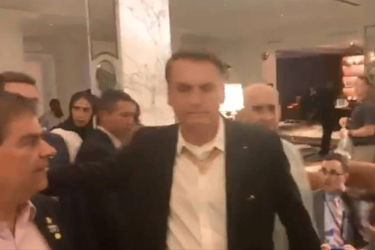 Bolsonaro deixa hotel em Nova York para jantar usando colar indígena