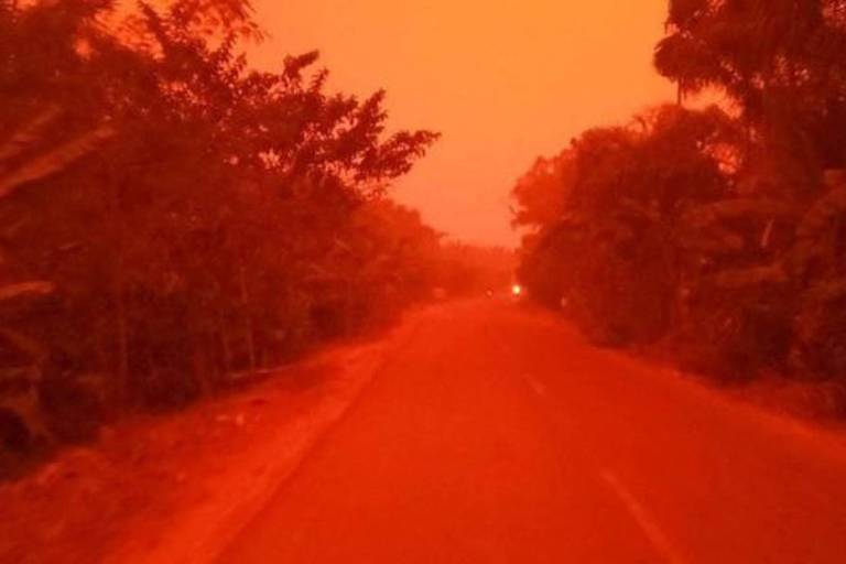 O céu na cidade de Mekar Sari ficou profundamente vermelho