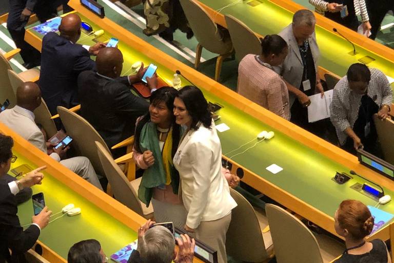 A indígena Ysani Kalapalo acompanha discurso do presidente Jair Bolsonaro na Assembleia Geral da ONU ao lado da primeira-dama, Michelle Bolsonaro. Ela é criticada por lideranças indígenas por ofender e desmoralizar o movimento indígena nas redes sociais