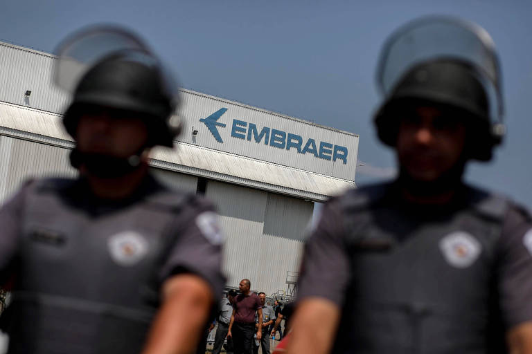Metalúrgicos da Embraer em São José dos Campos (SP) entraram em greve por tempo indeterminado nesta terça-feira (24)