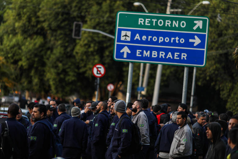 Metalúrgicos da Embraer em São José dos Campos (SP) entraram em greve por tempo indeterminado nesta terça-feira (24)