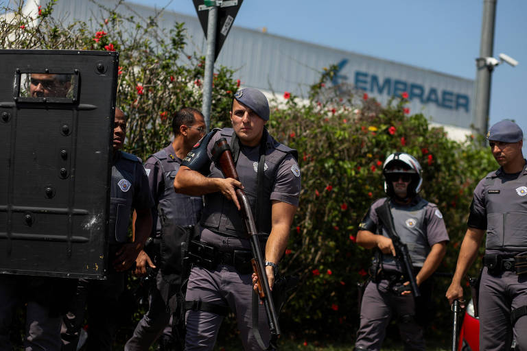 Metalúrgicos da Embraer em São José dos Campos (SP) entraram em greve por tempo indeterminado nesta terça-feira (24)