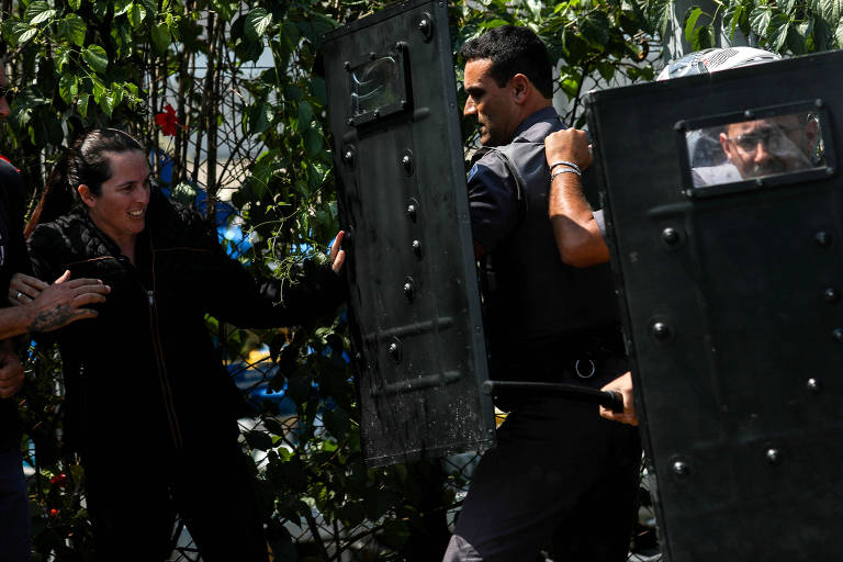 Metalúrgicos da Embraer em São José dos Campos (SP) entraram em greve por tempo indeterminado nesta terça-feira (24)