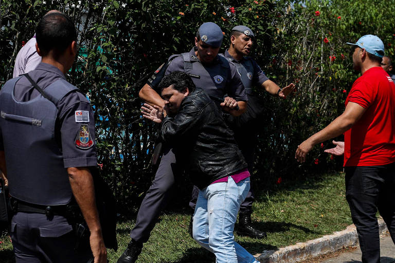 Metalúrgicos da Embraer em São José dos Campos (SP) entraram em greve por tempo indeterminado nesta terça-feira (24)