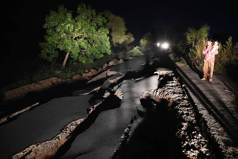 Estrada no Paquistão fica destruída após terremoto em Mirpur
