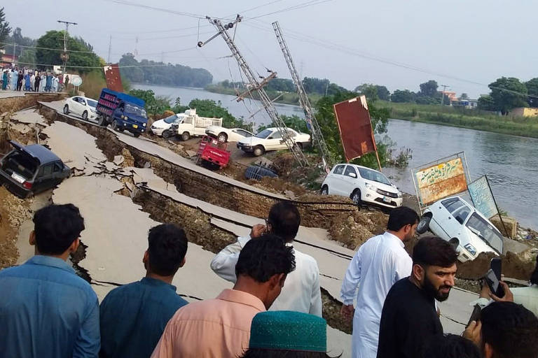 Terremoto destrói estradas e deixa mortos no Paquistão