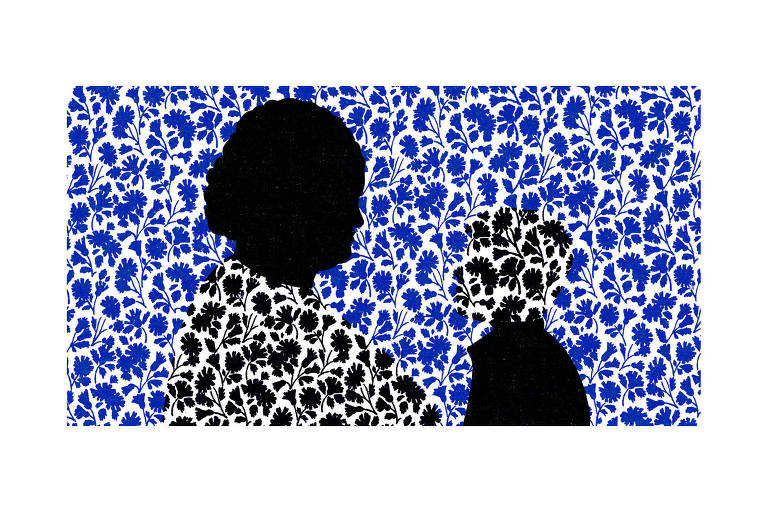 Ilustração de silhueta de mulher de perfil, em fundo floral azul, sua roupa se mistura com o fundo, mas de flores de cor pretas. Em sua frente tem a silhueta de um vaso, com as flores pretas e também se misturando ao fundo 