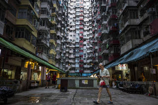 Xinhua Headlines: Hong Kong: a glitzy metropolis with 1 million in poverty
