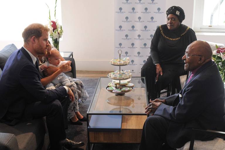 Príncipe Harry, Meghan e Archie encontram Desmond Tutu, na África do Sul