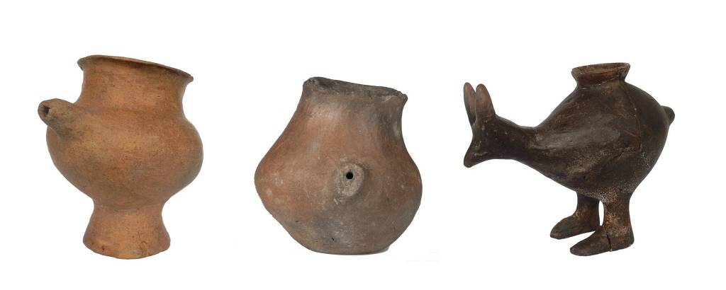 Seleção de mamadeiras de cerâmica da Idade do Bronze, datadas de 1200 a 800 d.C.