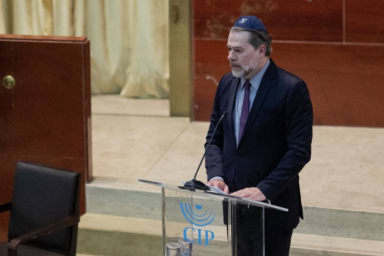 O ministro durante evento que propunha um diálogo do pensamento judaico com a justiça brasileira, em São Paulo. Toffoli teve formação católica e tem um irmão que é padre. Quando foi indicado ao STF, teve apoio da Conferência Nacional dos Bispos do Brasil. Apesar disso, já defendeu liberação de pesquisas com células-tronco embrionárias