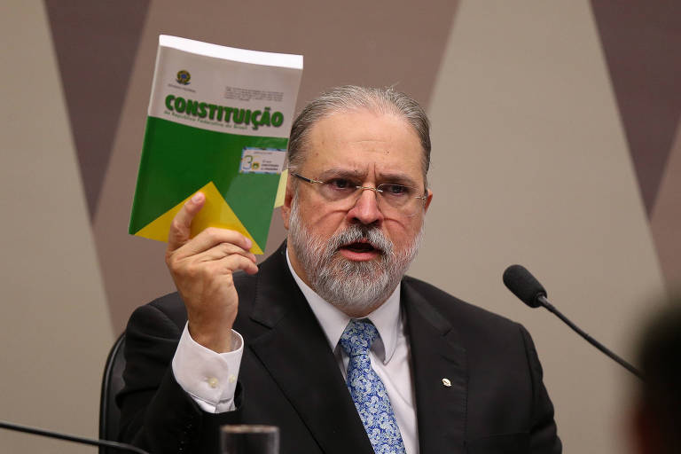 Ainda como subprocurador-geral da República, Augusto Aras, indicado pelo presidente Jair Bolsonaro para comandar a PGR (Procuradoria-Geral da República), passa por sabatina na Comissão de Constituição e Justiça do Senado. Aprovado com folga pelos parlamentares (68 votos a favor e 10 contra), Aras foi encaminhado para tomar posse no novo cargo