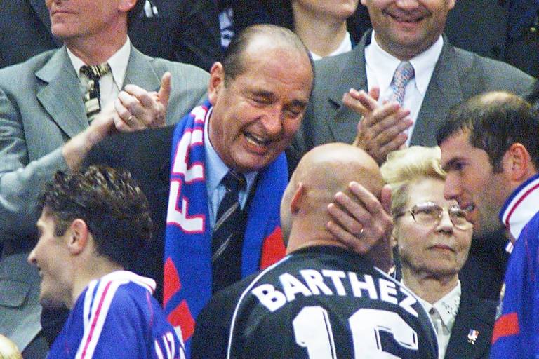 O então presidente Jacques Chirac comemora com o goleiro Fabien Barthez o título mundial da França em 1998 nas tribunas do Stade de France