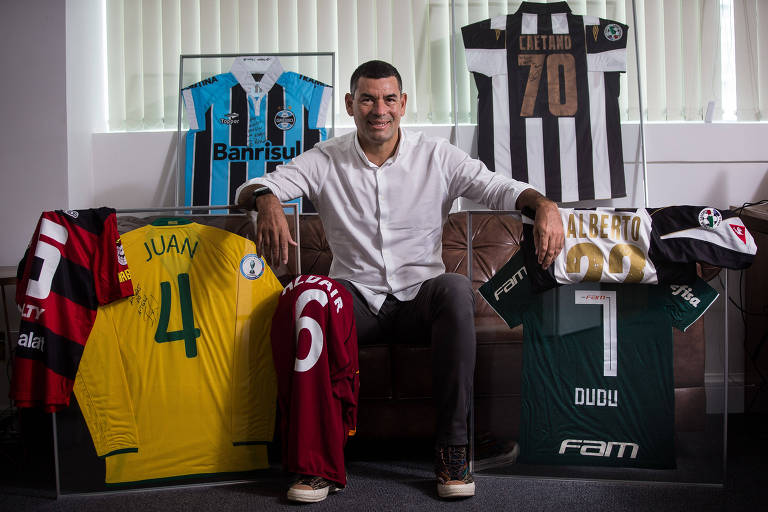  Mitsuo Alves, ex-jogador que se transformou em administrador de fortunas de atletas profissionais, com camisas de jogadores que são ou foram seus clientes