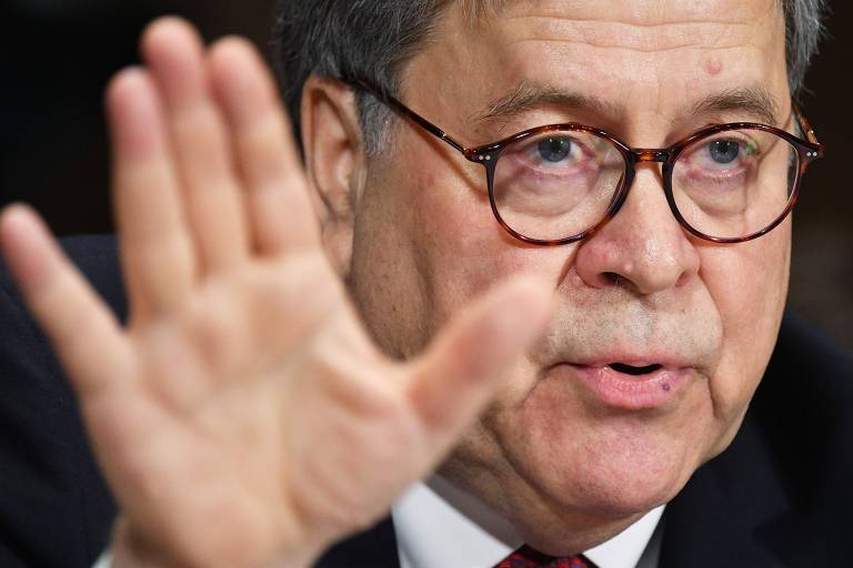 William Barr, secretário de Justiça dos EUA. Segundo as denúncias do informante, Trump também pediu a ele que trabalhasse na investigação. Na transcrição da conversa, Trump diz: "Giuliani telefonará para você e também solicitarei ao secretário de Justiça [William] Barr que ligue e vá até o fim da questão. Tenho certeza de que você vai descobrir"