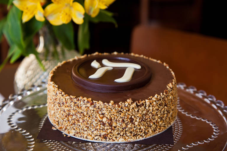 Para o Rosh Hashaná, a Confeitaria Dama sugere o bolo de pão de ló de chocolate intercalado com creme especial de avelã, decorado com avelãs trituradas e, em cima, o medalhão com símbolo "CHAI"