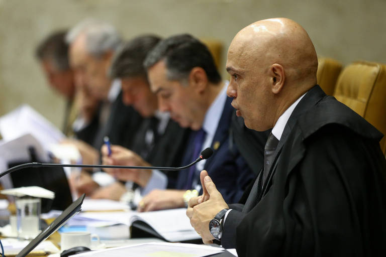 O ministro Alexandre de Moraes e colegas durante a sessão do Supremo desta quinta (26)