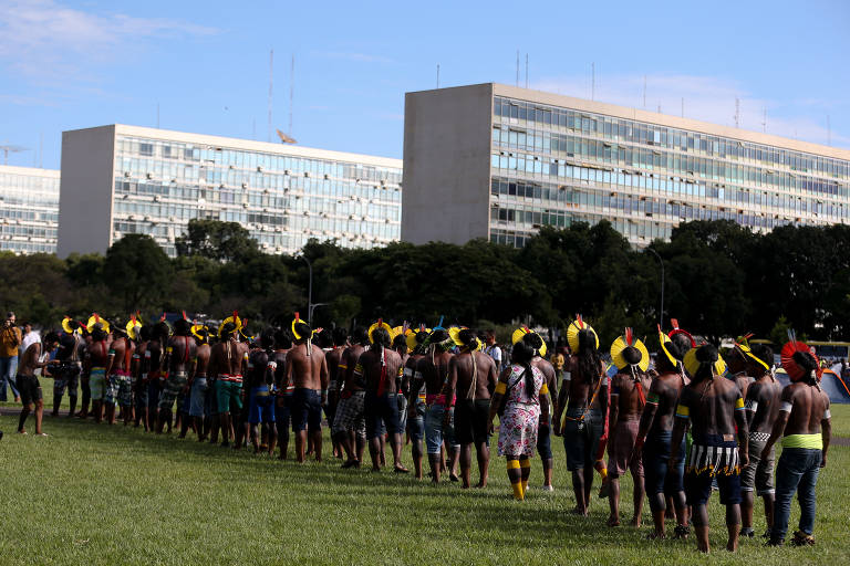 Índios de várias etnias de várias partes do Brasil montam acampamento no gramado da Esplanada dos Ministérios, em frente ao Congresso Nacional. O movimento, chamado Acampamento Terra Livre, acontece todos os anos no mês de abril e chegou a ser monitorado pelo governo Bolsonaro