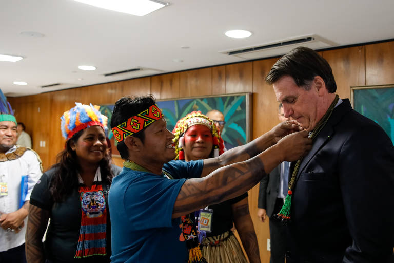 Bolsonaro recebe índios guajajaras em encontro promovido por Luiz Antônio Nabhan Garcia, Secretário Especial de Assuntos Fundiários do Ministério da Agricultura. Foi mais uma tentativa do presidente de demonstrar apoio junto aos indígenas. Bolsonaro defende integração dos índios à sociedade por meio da permissão que estes possam explorar economicamente as terras demarcadas