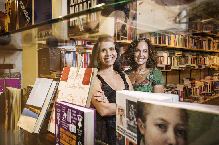 Roberta Paixão (esq.) e Daniela Amêndola, proprietárias da livraria Mandarina, em foto tirada à época da inauguração, em 2019