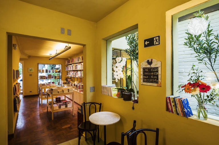 A livraria Mandarina, em Pinheiros, tem também um café, com bolo de tangerina, e um espaço para cursos
