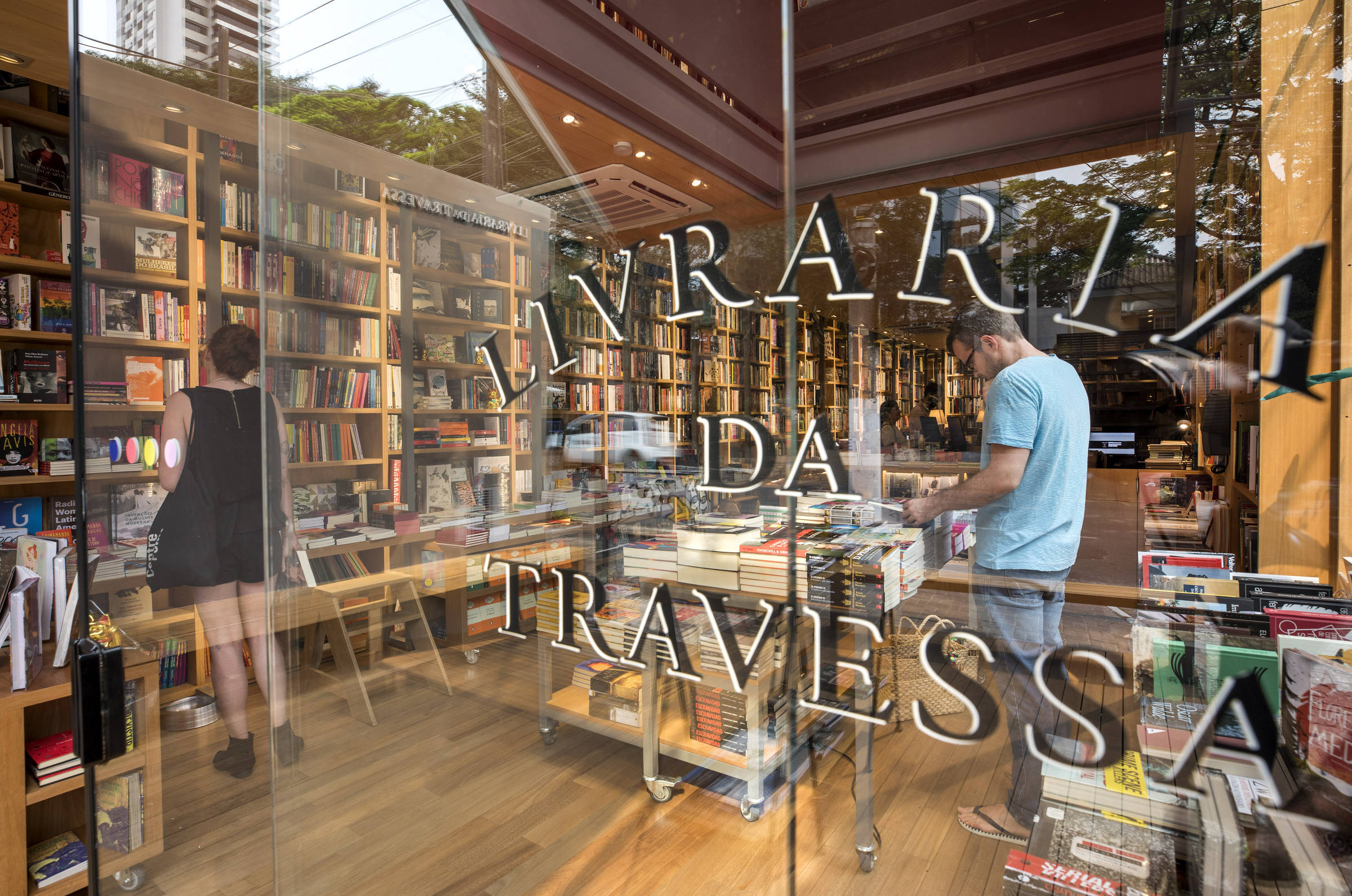 Pequenas livrarias ganham espaço Livraria Fotografia Folha de S Paulo
