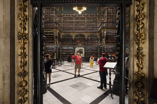 Caderno especial Economia na Arte. Biblioteca com cerca de 350 mil livros do  Real Gabinete Portugues de Leitura localizado no centro do Rio de Janeiro . Local foi inaugurado ha mais de 180 anos