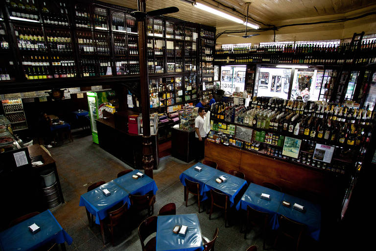 Salão com mesas azuis do restaurante/armazém Paladino, no Centro do Rio