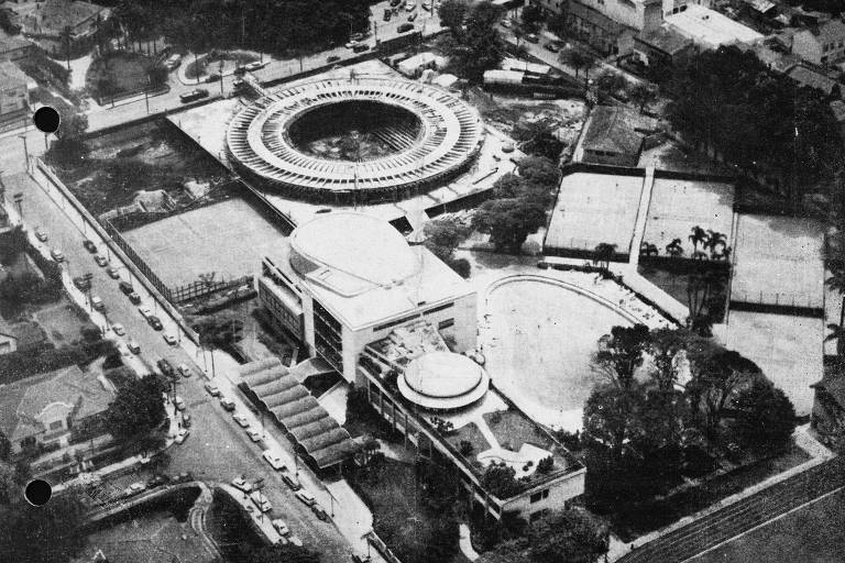 Foto aérea mostra o ginásio Antônio Prado Júnior, do Club Athletico Paulistano, durante a construção; primeiro grande projeto de Paulo Mendes da Rocha, desenho foi escolhido em concurso em 1958