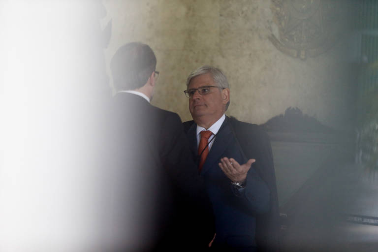 "Enquanto houver bambu, lá vai flecha. Até o 17 de setembro, a caneta está na minha mão", disse Janot, já no final de mandato, em relação às denúncias contra o então presidente Temer. Na foto, Janot deixa o STF após participar de sua última sessão plenária como procurador-geral da República 