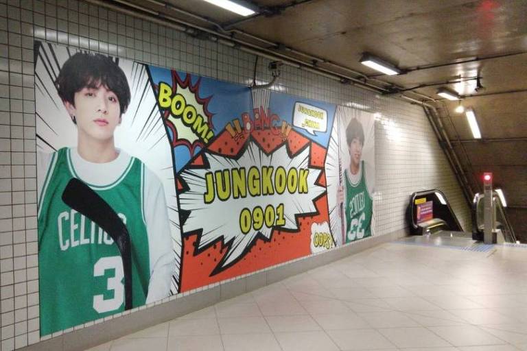 Banner na estação Faria Lima do Metrô alugado por fã em homenagem ao aniversário de Jungkook, integrante do grupo de k-pop BTS