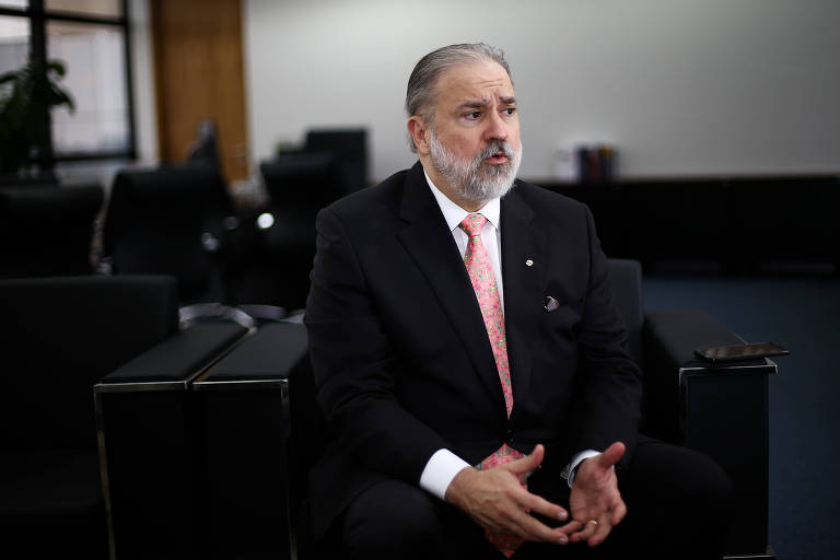 Augusto Aras, novo procurador-geral, em entrevista em seu gabinete  