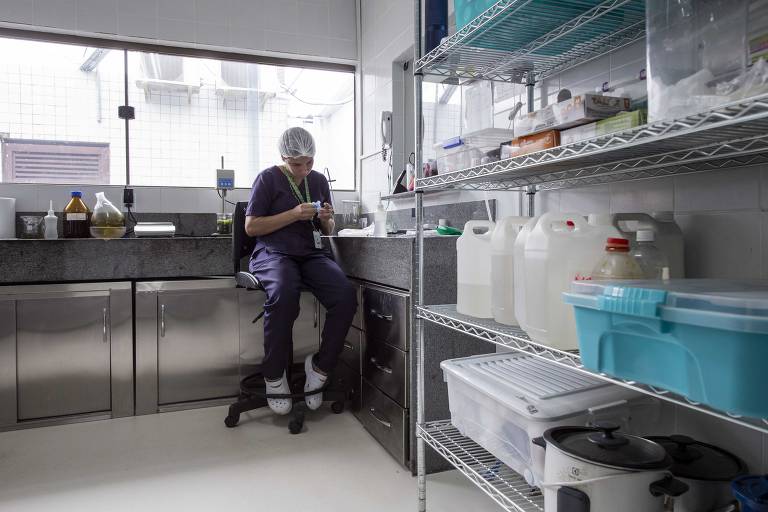 Pessoa trabalha em laboratório do qual saem produtos à base de maconha 