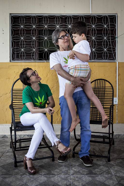 Sheila Geriz e Julio Américo, fundadores da Liga Canábica e pais de Pedro, 10, que começou a usar o óleo aos quatro anos para reduzir as 40 crises epiléticas diárias