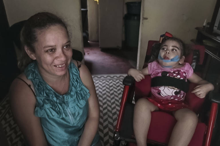 Talita Ferreira, 38, e sua filha Maria Clara, 3, que tem uma doença rara do sistema nervoso central, para o qual faz uso de óleo de Cannabis