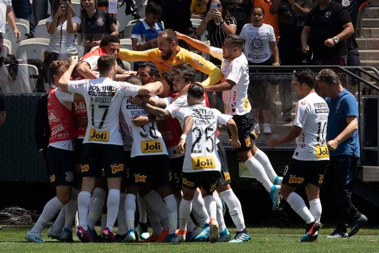 Corintianos celebram gol contra o Vasco pela 22ª rodada do Brasileiro de 2019