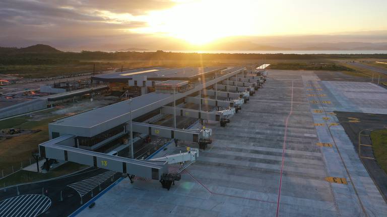 O aeroporto novo é quatro vezes maior que o antigo aeroporto Hercílio Luz, em Florianópolis
