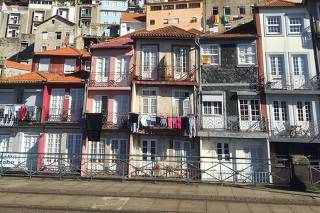 Casas e apartamentos em colina na margem do rio Douro, em Porto, no norte de Portugal
